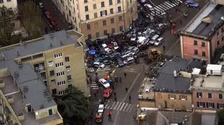 Sprzątanie po przejściu nawałnic w Genui (PAP/EPA)