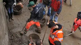 Sprzątanie po przejściu nawałnic w Genui (PAP/EPA)