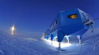 Stacja badawcza na Antarktydzie ma kształt gąsienicy (British Antarctic Survey)