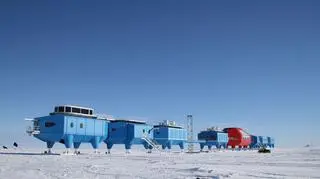 Stacja badawcza na Antarktydzie ma kształt gąsienicy (British Antarctic Survey)
