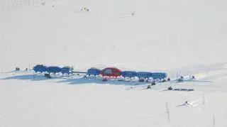 Stacja badawcza na Antarktydzie ma kształt gąsienicy (British Antarctic Survey)