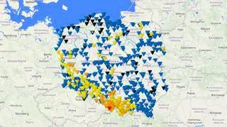 Stan wody w rzekach w Polsce. Legenda: czerwony - stan alarmowy, pomarańczowy - stan ostrzegawczy, żółty - strefa stanów wysokich, niebieski - strefa stanów średnich, czarny - strefa stanów niskich (IMGW)