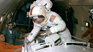 Stu Roosa wchodzi do KC-135