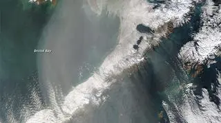 Tajemniczy pył nad zatoką Bristol Bay, 6 listopada 2012 r. (earthobservatory.nasa.gov)