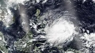 Tajfun Surigae (na Filipinach nazywany Bising) na zdjęciach satelitarnych (NASA Worldview)