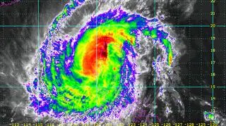 Tajfun Yutu na zdjęciach satelitarnych (NOAA)