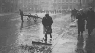 Pracownik Zakładu Oczyszczania Miasta usuwa błoto pośniegowe z ulicy, 1938 rok.http://www.audiovis.nac.gov.pl/obraz/92586/64524b010655c3df465be7285c7b6a64/