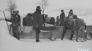Drewniany pług śnieżny w zaprzęgu konnym podczas odśnieżania, 1929 rok.http://www.audiovis.nac.gov.pl/obraz/92601/5c6ed6093139510a53d383c4be5078f8/
