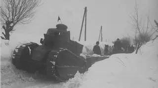 Francuskie lekkie czołgi Renault FT17 podczas odśnieżania drogi, 1929 rok.
http://www.audiovis.nac.gov.pl/obraz/74983/7a582551d255eae3e80df282d7679170/