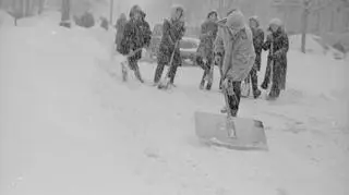 Zima stulecia w Warszawie, 1979/80. http://www.audiovis.nac.gov.pl/obraz/203000/77c7cb2ad4f02b5f70e87f1e95d42081/