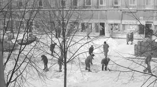 Zima stulecia w Warszawie. Odśnieżanie osiedlowej uliczki, 1979/80. http://www.audiovis.nac.gov.pl/obraz/203007/77c7cb2ad4f02b5f70e87f1e95d42081/