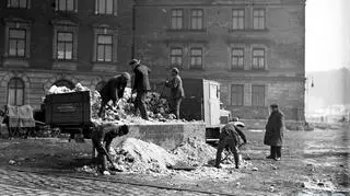Zrzucanie śniegu z ciężarówki do włazu kanalizacyjnego w Krakowie, 1929 rok.http://www.audiovis.nac.gov.pl/obraz/94638/b9a0d481647c9f34142b5eabe2832209/