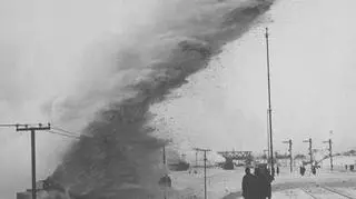 Odśnieżanie dworca towarowego we Lwowie, 1932 rok. http://www.audiovis.nac.gov.pl/obraz/92340/97d3cb51fe3e2663f31e4d086cc17171/