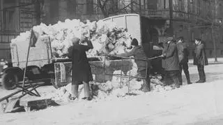 Zrzucanie śniegu z samochodu ciężarowego do włazów kanalizacyjnych w Warszawie, 1927 rok. http://www.audiovis.nac.gov.pl/obraz/92474/04b77129510083dc51d741ee2a86c73a/
