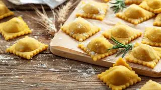 Tak wygląda ravioli przed ugotowaniem (Shutterstock)