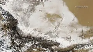 Takla Makan pod warstwą śniegu (earthobservatory.nasa.gov)