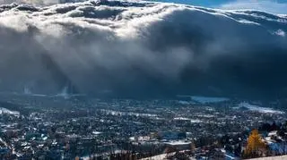 Tatry otulone chmurami podczas halnego 18.11.2016 (Tatrafoto Łukasz Nodzyński)
