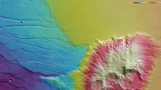 Topografia marsjańskiej równiny Daedalia i wulkanu Mistretta (po prawej) wznoszącego się nad trzema kraterami