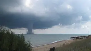 Trąba wodna na jeziorze