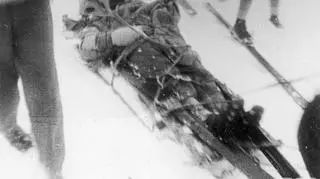 Transport uratowanego Andrzeja Kowerskiego do schroniska, 1934.
(http://www.audiovis.nac.gov.pl/obraz/176791/96b15f180bb0012faa143bf763962eca/)