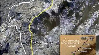 Trasa łazika Curiosity (stara trasa - biała linia, nowa - żółra linia)