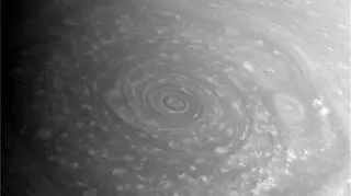 Tu widać sześciokątny kształt wiru (NASA)