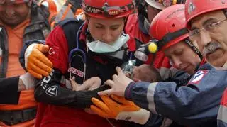 Turcja: niemowle ocalone po 47h od trzęsienia ziemi (PAP/EPA)