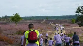 Uczestnicy rajdu jadą we wrzosowych koszulkach