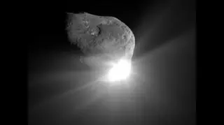 Uderzenie impaktora sondy Deep Impact w kometę Temperl-1 (NASA)
