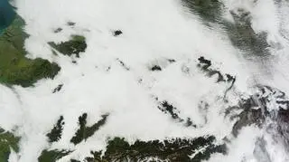 Układ chmur i migieł nad Europą środkową 10 listopada 2011 (NASA)