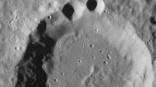 Układ kraterów i cieni na Merkurym przypomina Ciasteczkowego Potwora (NASA/Johns Hopkins University Applied Physics Laboratory/Carnegie Institution of Washington)