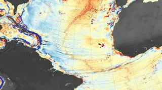 Ukształtowanie dna Oceanu Atlantyckiego (na czerwono zaznaczone są wzniesienia, a na niebiesko zagłębienia terenu)