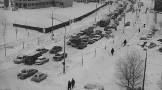 Ulica grzybowska w Warszawie. Widok z budynku Zjednoczonego Stronnictwa Ludowego w kierunku ul. Marchlewskego, 1973. 
http://www.audiovis.nac.gov.pl/obraz/200889/ea44a4380fd8f6ee922ad5f04439ed81/
