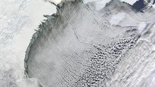 Uliczka chmur nad Kanadą (NASA)