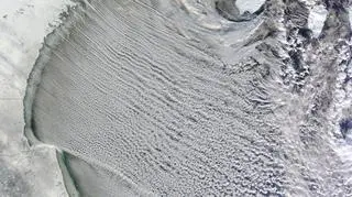 Uliczka chmur nad Zatoką Hudson (MODIS/NASA)