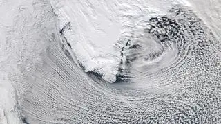 Uliczki chmur nad Grenlandią (NASA)