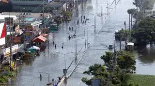 W Bangkoku woda coraz wyżej (PAP/EPA)
