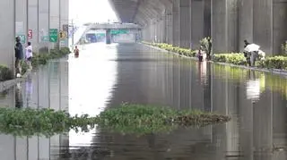W Bangkoku woda coraz wyżej (PAP/EPA)