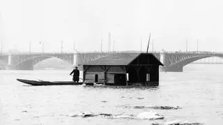 Widok Wisły od strony Pragi podczas powodzi. W głębi widoczny Most Poniatowskiego.