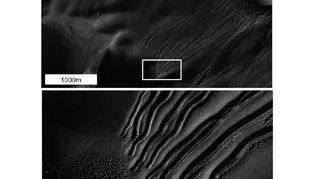 Wąwozy liniowe na zboczu wydmy w Kraterze Russel na Marsie (NASA/JPL-Caltech/Univ. of Arizona)