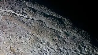 "Wężowa skóra" na powierzchni Plutona (NASA)
