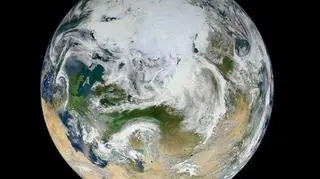 Widok kuli ziemskiej z perspektywy Arktyki (NASA/GSFC)