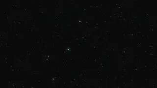 Widok na niebo wokół supermasywnej czarnej dziury (ESO/Digitized Sky Survey 2. Acknowledgement: Davide De Martin)