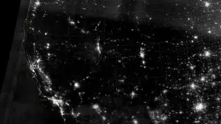Widok na trawiony pożarami zachód (NASA, NOAA)