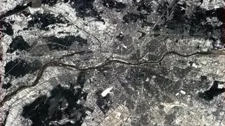 Widok Warszawy z Międzynarodowej Stacji Kosmicznej (Twitter/Cmdr_Hadfield)
