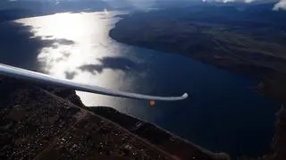 Wieczorny powrót z lotów nad Andami. Pod szybowcem  jezioro i miasto Bariloche w Argentynie/Sebastian Kawa