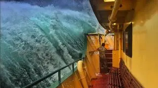 Wielkie fale uderzają w prom niedaleko Sydney