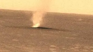 Wir pyłowy na Marsie sfotografowany przez łazika Spirit (NASA)