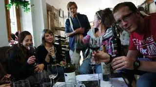 Wizyta w fabryce to element promocji. Wino z danej fabryki możemy spróbować za darmo w dowolnej ilości (Kontakt Meteo/Łukasz Firsowski, Marcin Skowronek)