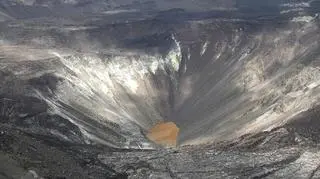 Woda w kraterze Halemaʻumaʻu (NASA)